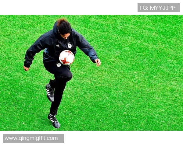 掌握足球颠球技巧提升球技的秘诀与训练方法分享 掌握足球颠球技巧提升球技的秘诀与训练方法分享